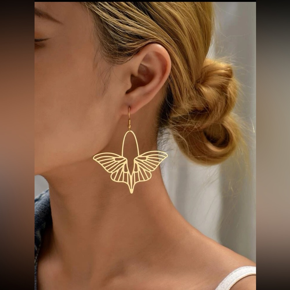 π¦ Awesome Metallic Line Hollow Moth Butterfly Hoop Earrings π¦